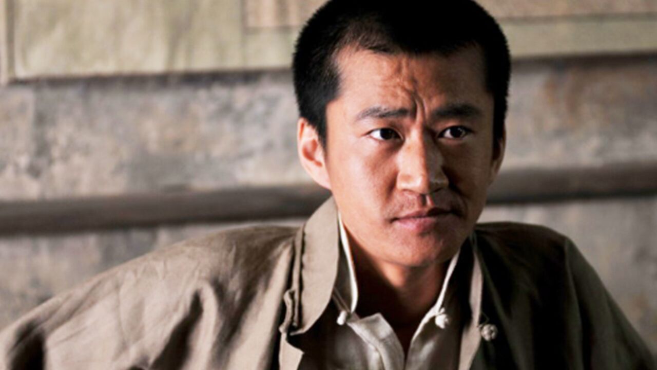 演员李嘉明现状好惨!无戏可拍退圈回农村抓猪,蓬头垢面邋里邋遢