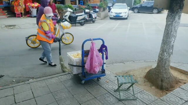 云南环卫工不辞辛劳任劳任怨守岗位无怨无悔 花甲老人街边摆摊卖果与环卫工精神媲美比肩