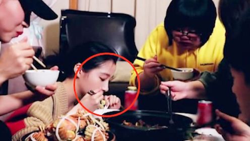 关晓彤深夜吃火锅，但她吃火锅的方式很特别，网友：难怪只胖我们