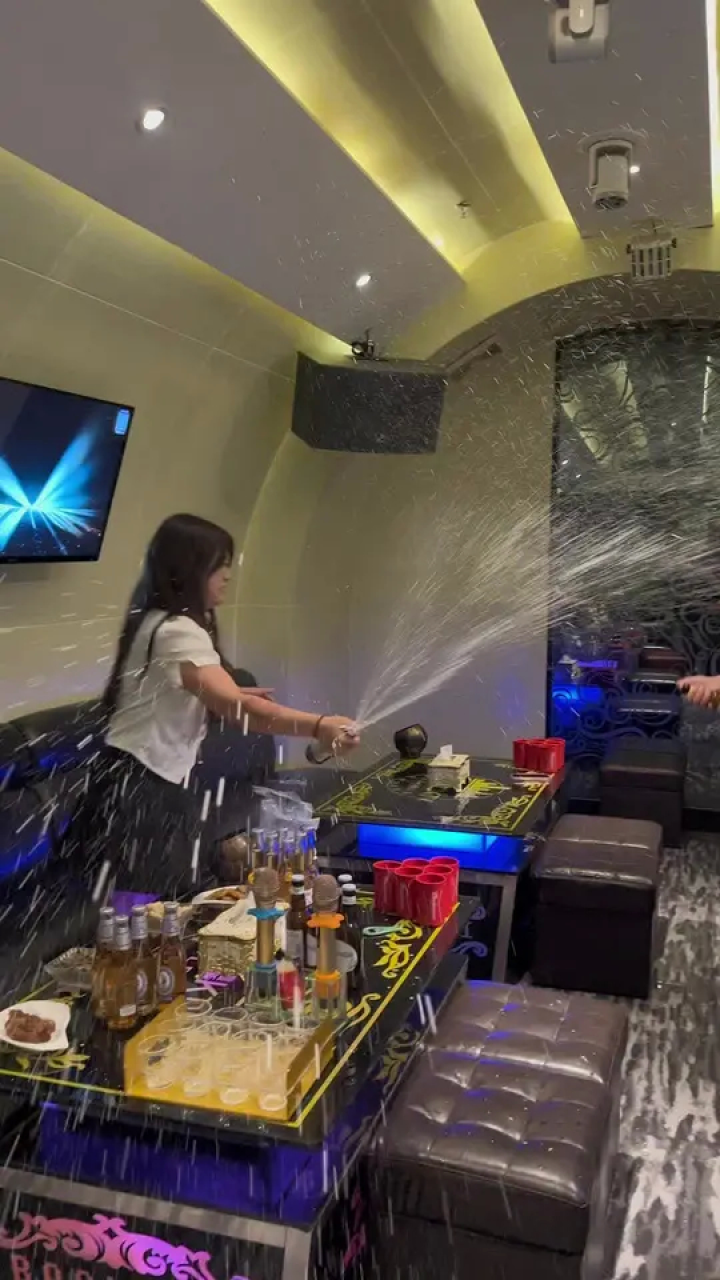 左下角冲啦#唱歌好去处 #带上朋友一起嗨 #夜生活开始了