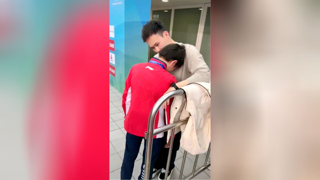 又心痛又好笑!全红婵扑倒在谢思埸怀里撒娇,拉起师兄衣服擦眼泪