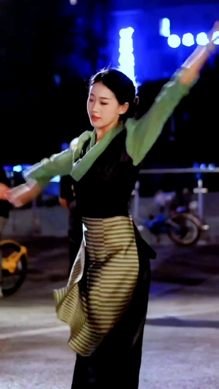 锅庄舞新秀金初丽丽优美舞姿