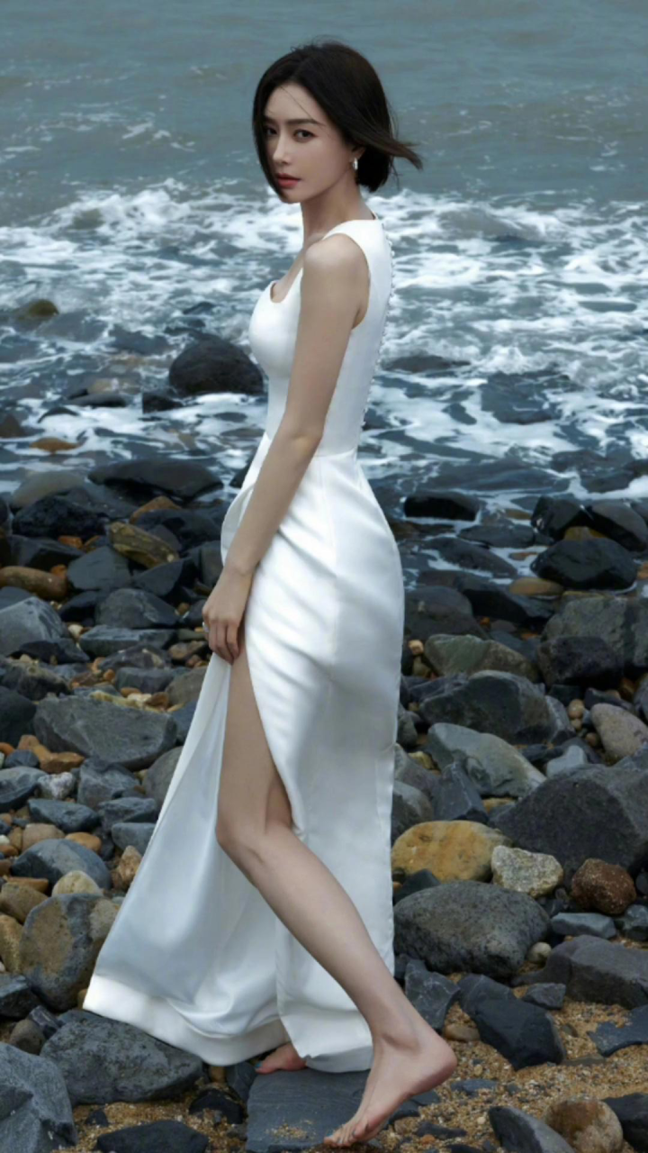 秦岚赤脚海滩行走,白色吊带开叉长裙,清纯减龄又显气质,海风吹拂秀发