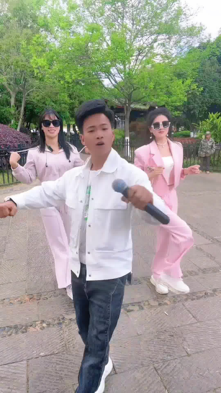 民间小调 #户外唱歌 #舞台无处不在 哥哥姐姐们.点赞赞了.加油!