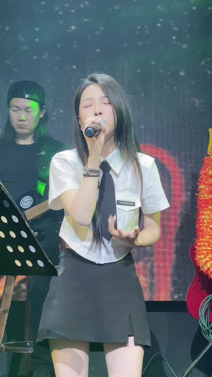 你就是光呀#王小草 #热门音乐 #逆光 王小草