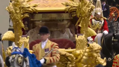加冕礼成！英王夫妇乘黄金马车进行“加冕游行” 途中王后挥手致意