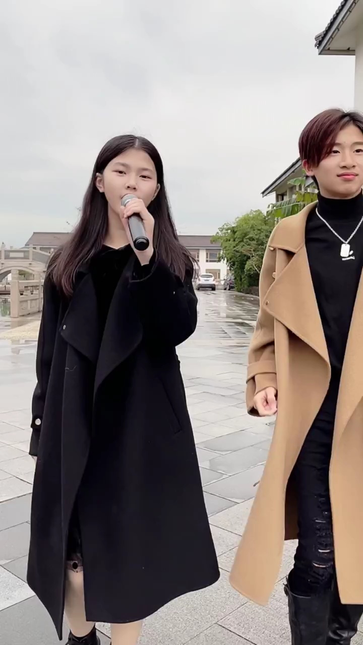 兄妹俩这步伐,这歌声666 #" 小天一妈妈(三姐) #户外唱歌 #雨儿爱唱歌