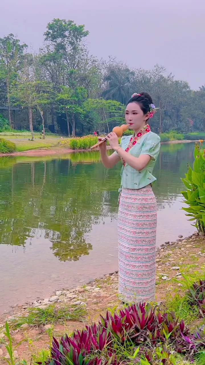 水边的喃木诺娜#葫芦丝 #傣族姑娘 #西双版纳