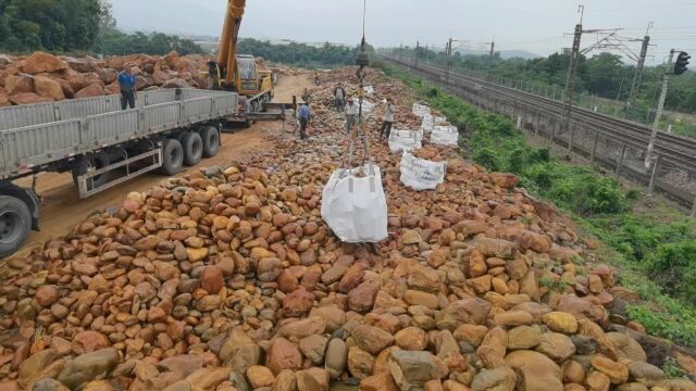 大型黄蜡石原石货场 发往河北邯郸的黄蜡石 吨袋黄蜡石装车报价