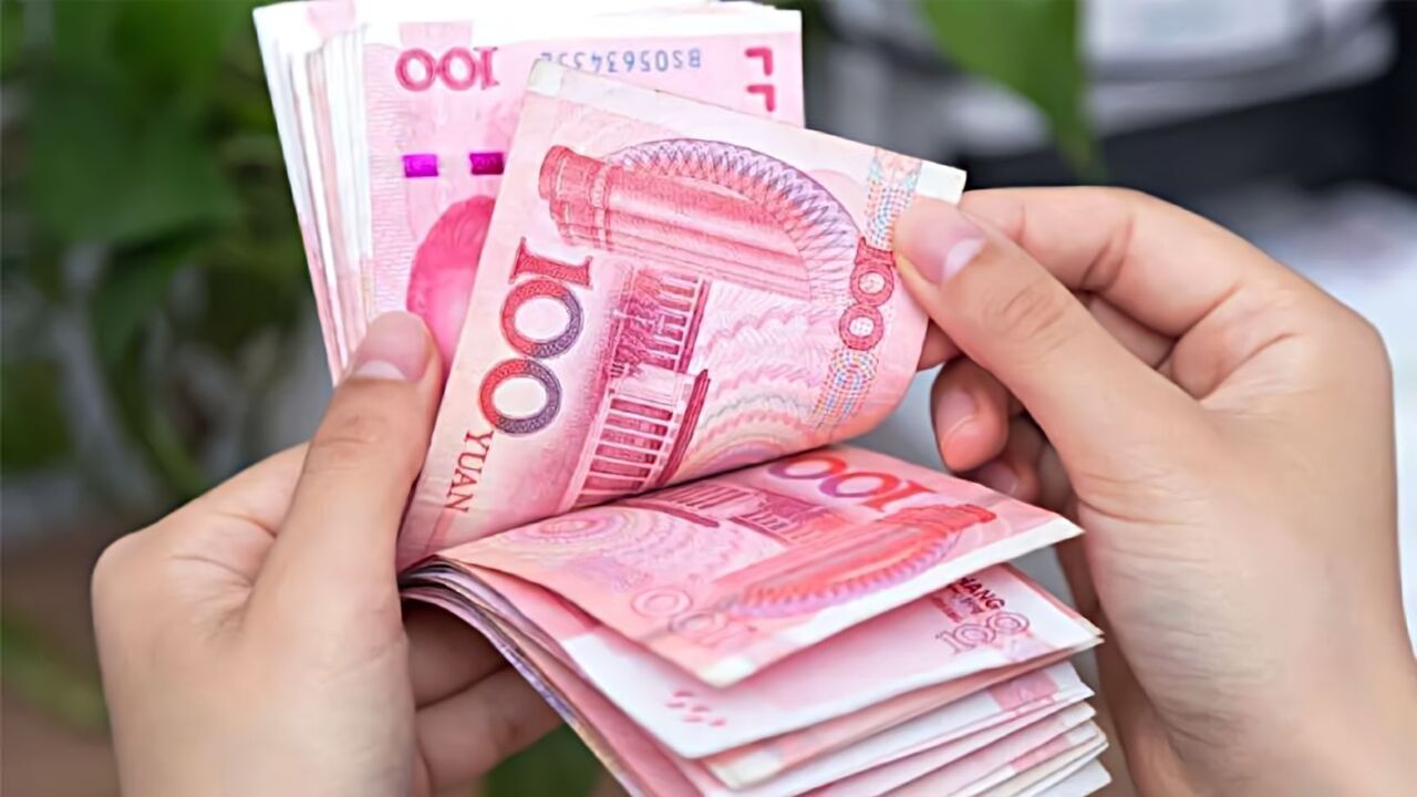 2022年全国城镇非私营单位就业人员年平均工资为114029元