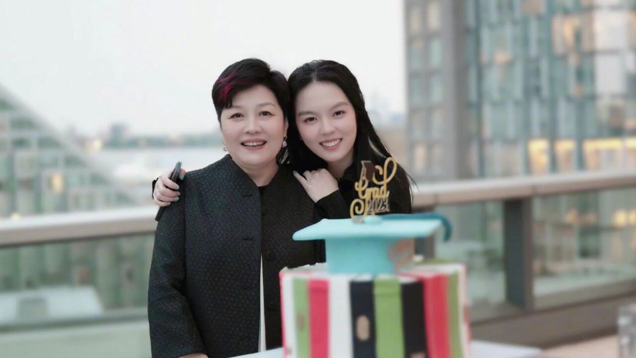 李咏爱妻哈文晒照为女儿庆生 21岁法图麦提前毕业被赞学霸