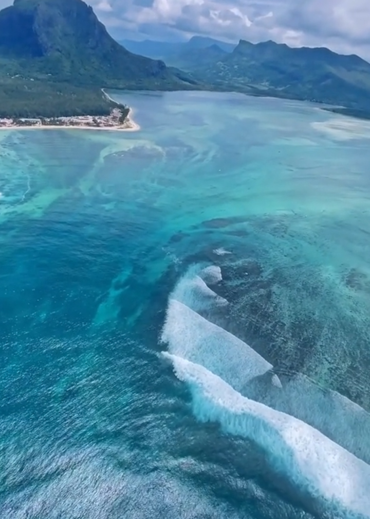 海底特大瀑布图片