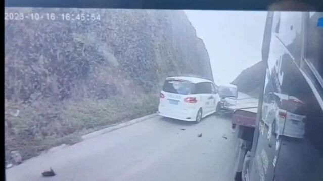 云C一小车强行超车,结果...