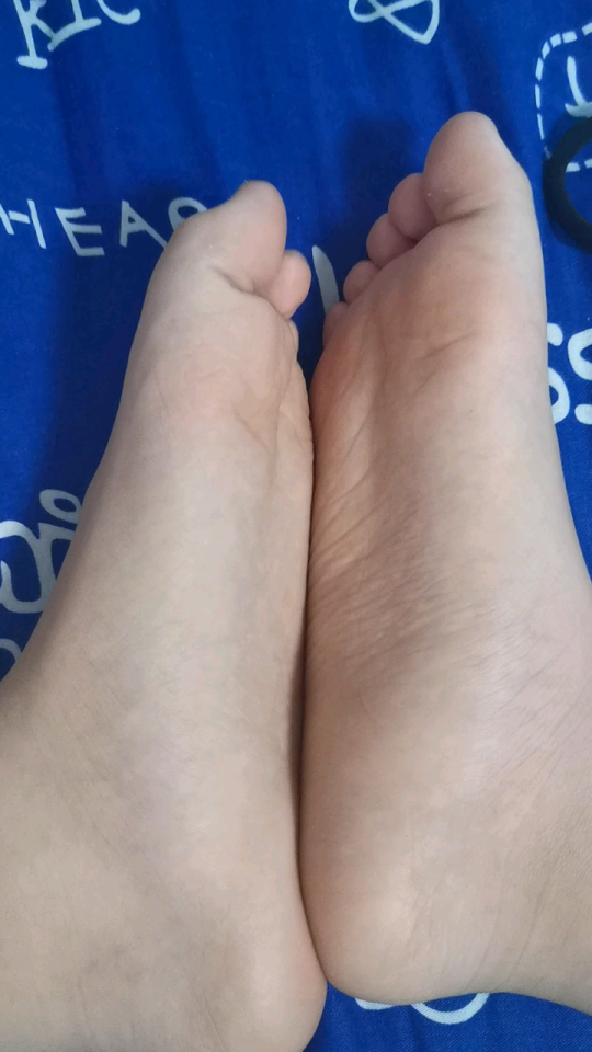 男孩被绑起来用各种工具挠脚心_腾讯视频