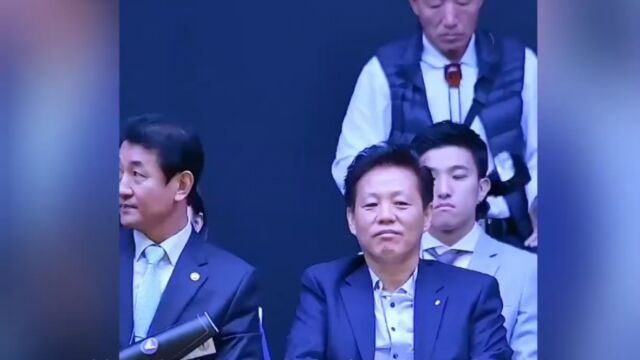 韩国有钱人看女团表演挺不容易的,大哥淡定地拿起一本杂志看起来