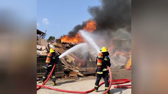 河源市龙川县一木材回收站突发大火,消防4小时成功扑灭