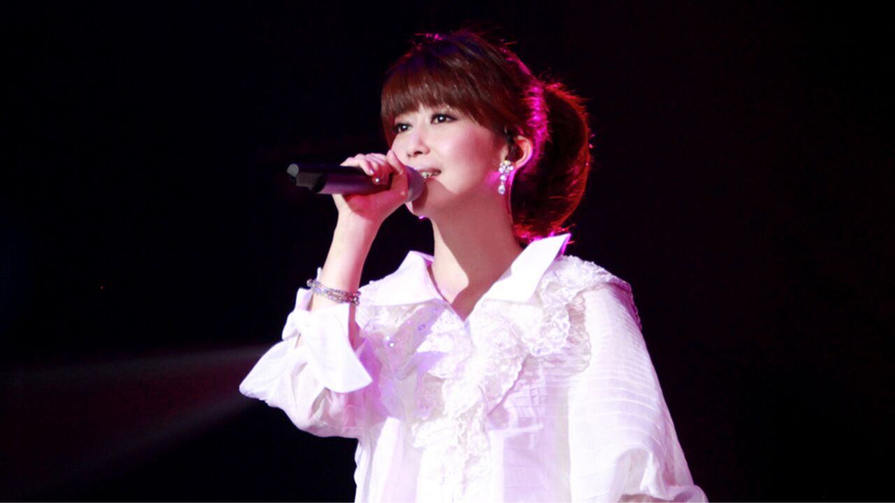 孟庭苇经典老歌《谁的眼泪在飞》,歌曲凄凉伤感,勾起了8090回忆