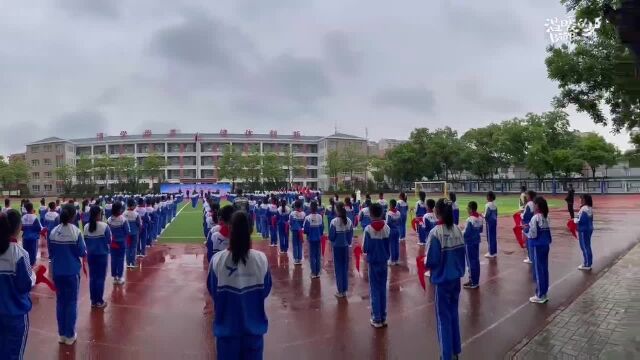 “学习二十大 争做好队员” 宁夏灵武举行少先队员入队仪式