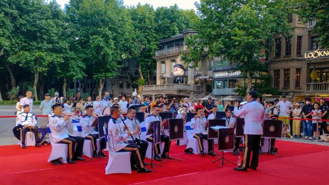 香港警察乐队在“武汉天地新天地广场”、奏响东方之珠乐曲献给武汉市民