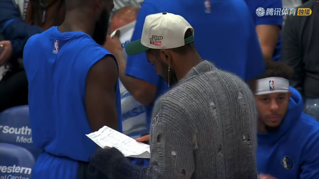 欧文关键时刻拿着数据统计场边查看 一身便装客串教练