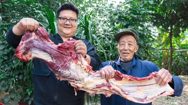 阿公赊了一块吊龙肉,阿米切成大片做木炭火锅,久煮不老巴适得板