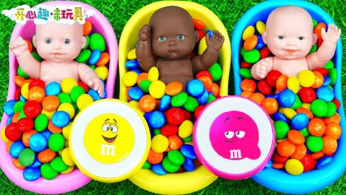 玩具动画：宝宝在彩虹浴缸中混合糖果，使用魔法给宝宝洗个糖果浴