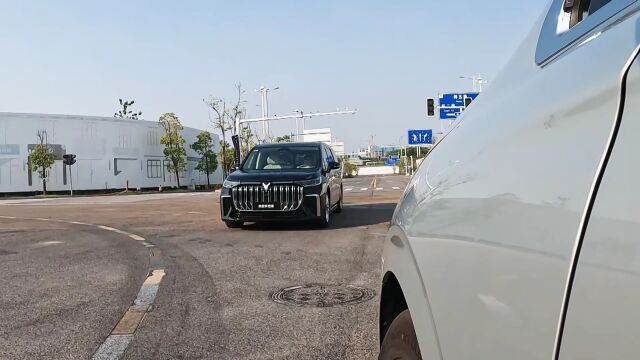 90km/h撞击岚图梦想家,撞出了MPV安全新标杆