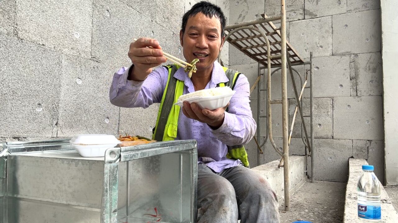 川哥偷懒没带饭,工地门口12元快餐,2盒饭送瓶水吃个饱