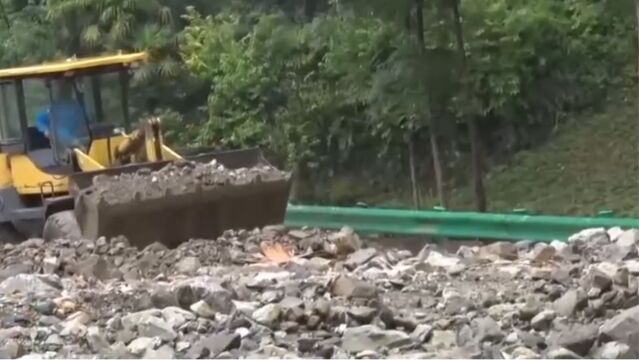 强降雨致镇巴县多处道路受损