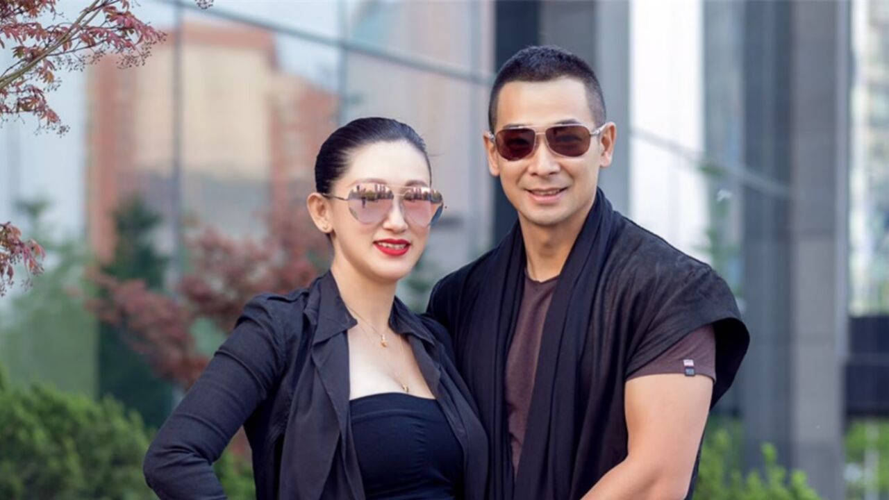 赵文卓夫妇情侣装出街,结婚16年恩爱如初,张丹露气场全开像走秀