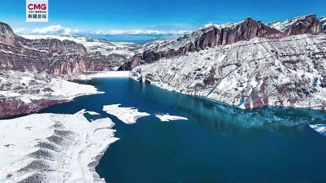 航拍雪后新疆赤壁天湖“银镶玉”景观 每一帧都是壁纸