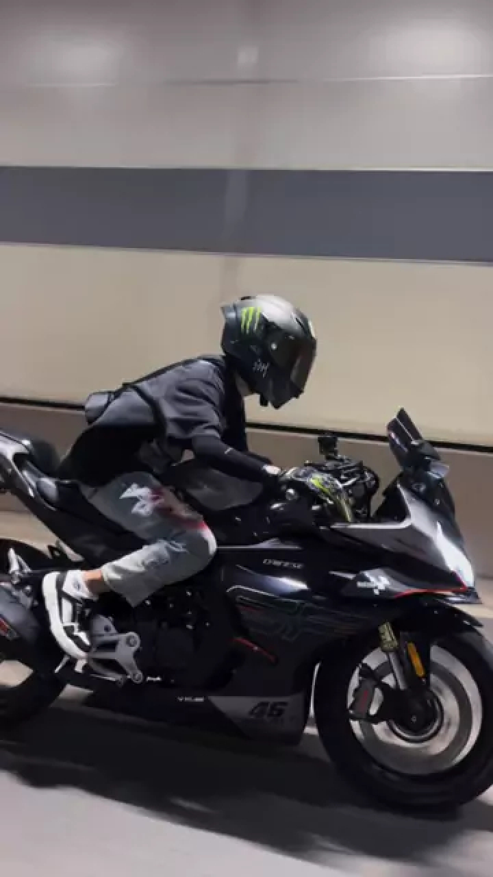 十个骑士九个骚,还有一个是什么 #cfmoto春风动力 #机车男孩 #春风450