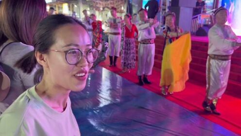 越南媳妇来到新疆的夜市，新疆人真是太热情了，美女多还能歌善舞 #越南媳妇 #克拉玛依 #外国媳妇 #外国人在中国 #能歌善舞