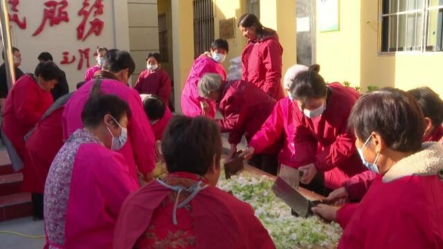 11月17日上午,阳阿镇闫庄村举办第四届“孝老敬老爱心饺子宴”慰问联欢活动