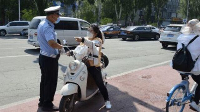 电动车头盔梗还没散,又来一项新规?车主哭了:没钱买车也是罪?