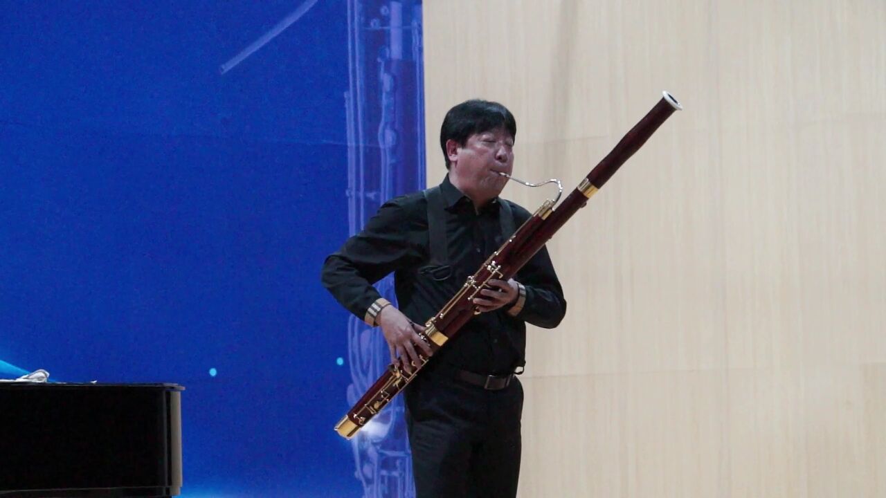 李岚松教授使用津宝巴松演奏《江河水》,对津宝乐器赞许有加