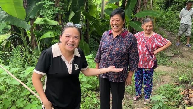 幺妹儿去捡菌子,还把老娘的两个姐姐带上,看有没有收获!#捡菌子 #上山捡菌子的乐趣 #鸡枞菌