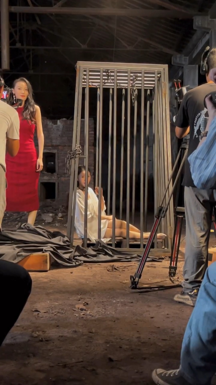 影视花絮,女演员被关在笼子里