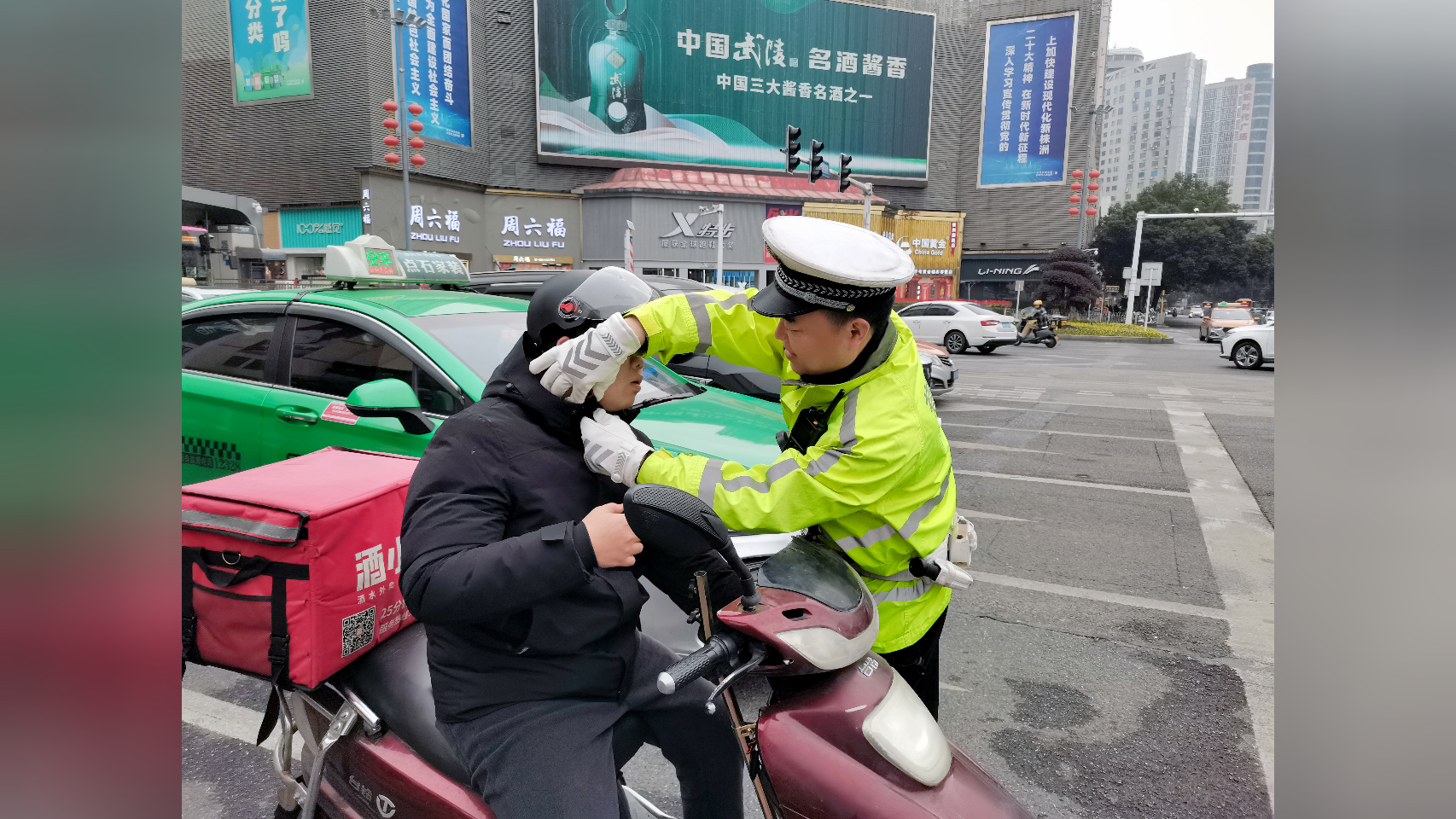 122全国交通安全日 网红衣哥携手株洲交警倡议"文明交通 你我同行"