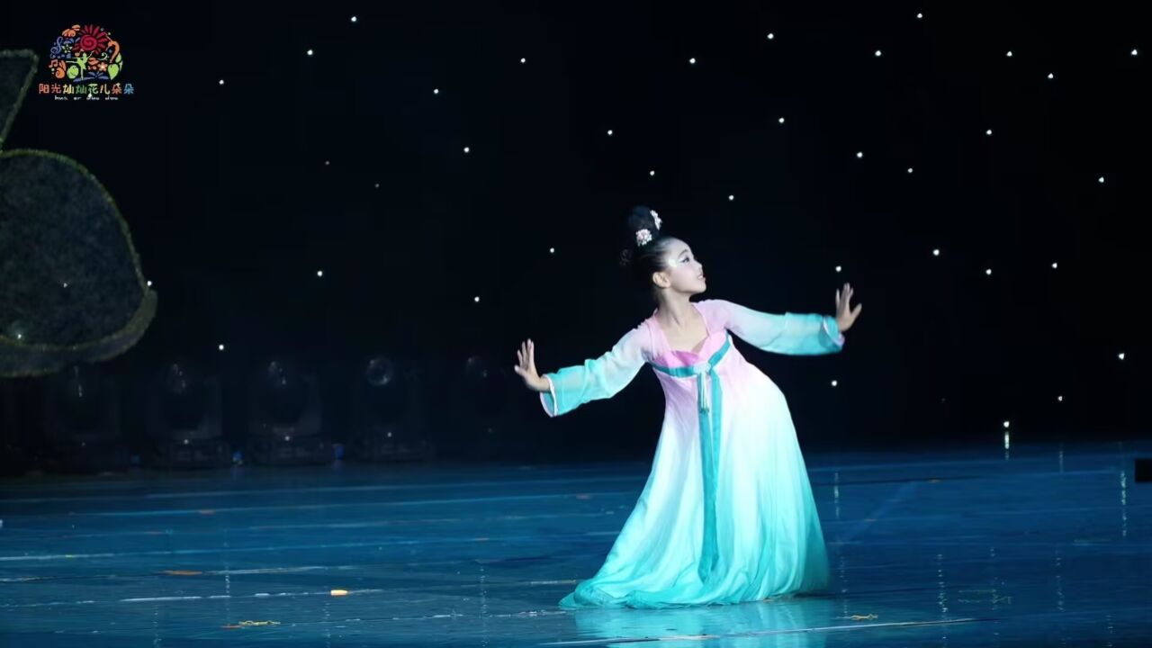 少儿独舞《流光吟》是一支古典舞，小演员用优美舞姿讲述美丽女子在江南水乡的舞动故事，展现出一种充满生命力和灵性的舞蹈，以江南水乡的自然风光为背景 ...