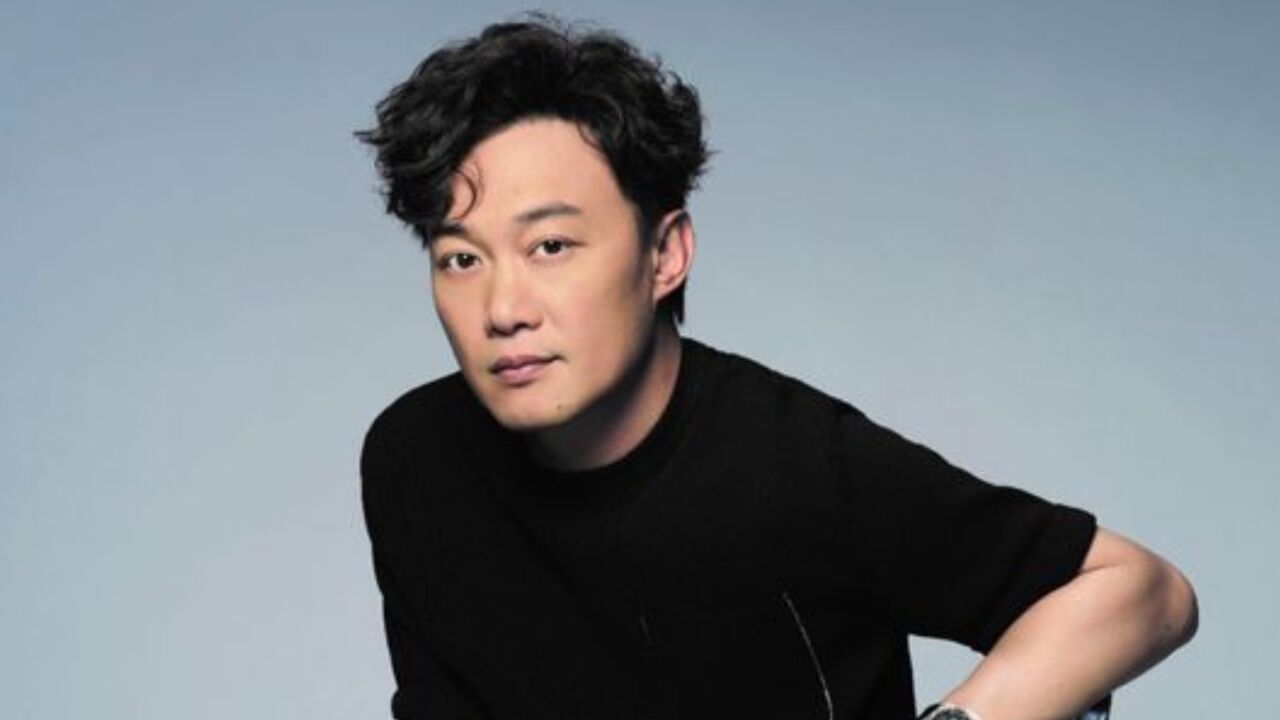 陈奕迅坐地铁被偶遇,皮肤黝黑模样似路人,全程无人认出显尴尬