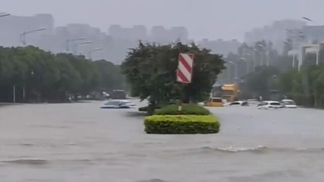 福建福州主干道路面积水多人被困,民警紧急救援