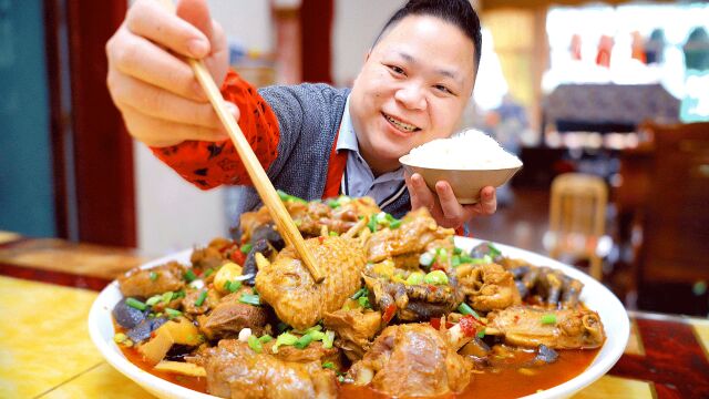 香菇烧鸡只认重庆做法,鸡肉软烂入味又麻又辣,香菇脆嫩还很爽口