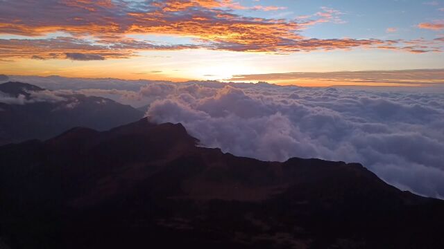 云端观日出(2023.12.03轿子雪山轿顶)