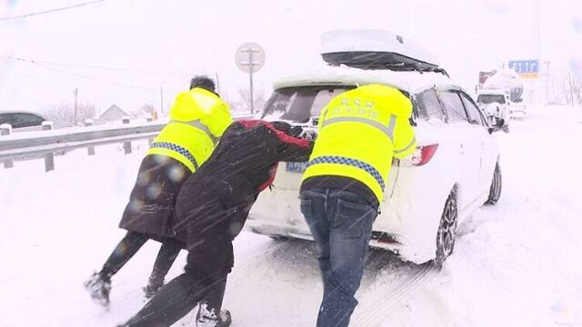 威海文登:降雪天气中的暖心守护 向雪而行暖人心