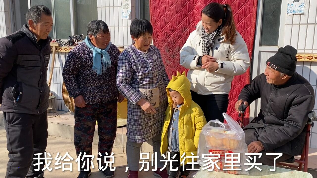 倔媳婦給老人買吃的,剛進家婆婆埋怨不高興,盡孝要趁早不留遺憾