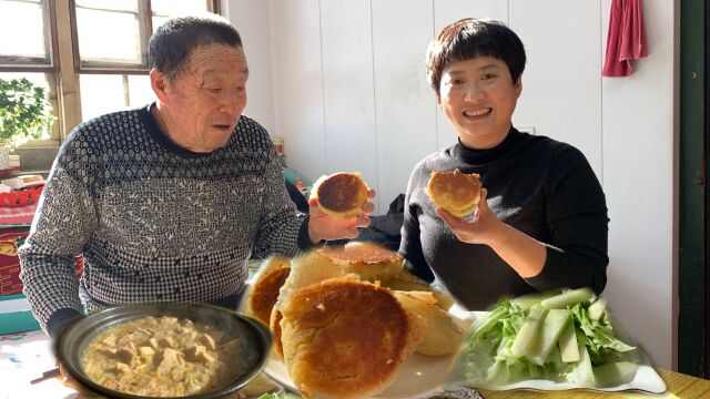 两合面贴饼子,底儿脆脆的老香了,粗粮细作,营养美味