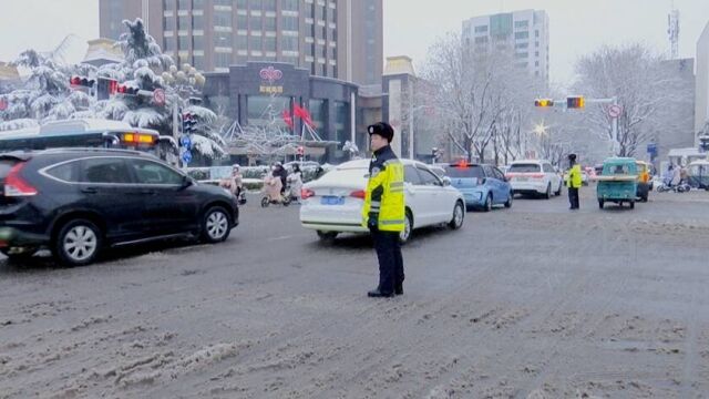 全警上岗 济宁交警护航雪天交通安全