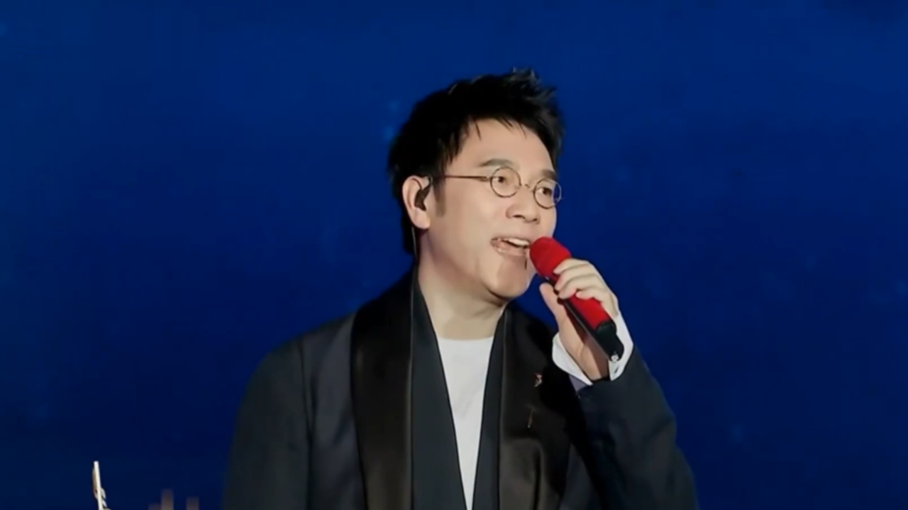 林依轮演唱《透过开满鲜花的月亮》,开嗓惊艳,不是一般地好听