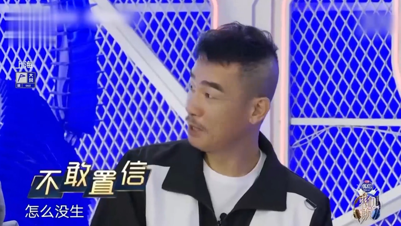 听前奏就上瘾,陈小春现场版《我爱的人》,惊艳全场